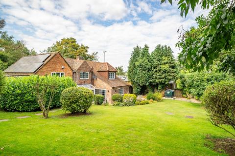 5 bedroom detached house to rent, Chequers Hill, St. Albans AL3