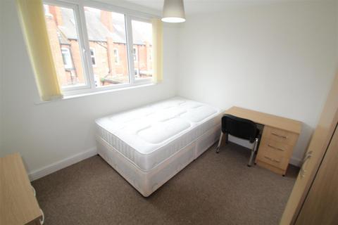 6 bedroom terraced house to rent, Beamsley Grove, Hyde Park, Leeds, LS6 1LA