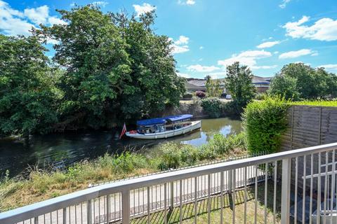 3 bedroom end of terrace house to rent, Walnut Tree Close, Guildford, GU1