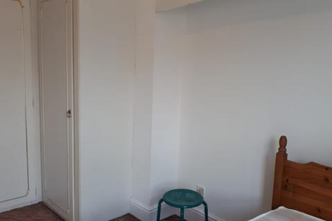 1 bedroom in a house share to rent, Hewitt Avenue, London N22