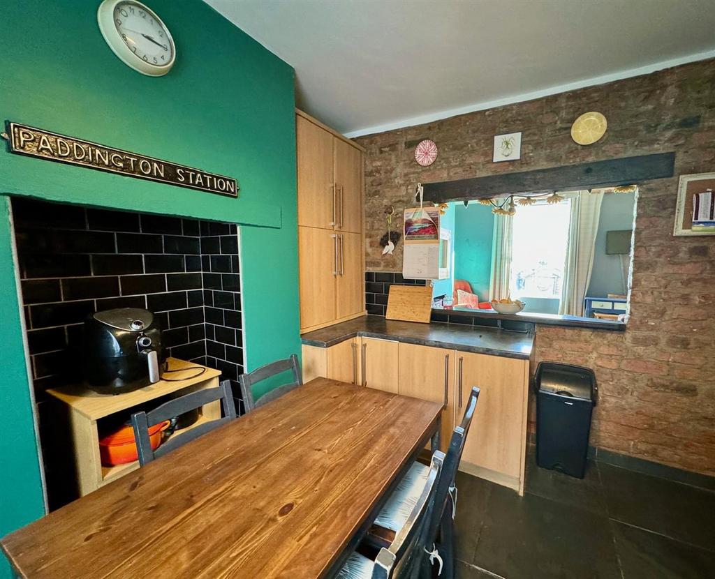 Kitchen 2.jpg