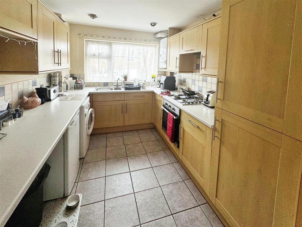 JUBILEE ROAD, CORFE MULLEN 3 bed terraced house to rent £1,400 pcm (£