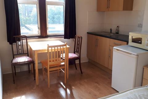 1 bedroom in a house share to rent, Spencer Avenue, Palmers Green, London N13