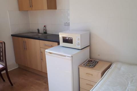 1 bedroom in a house share to rent, Spencer Avenue, Palmers Green, London N13