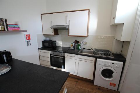 5 bedroom terraced house to rent, Regent Terrace, Hyde Parl, Leeds, LS6 1NP