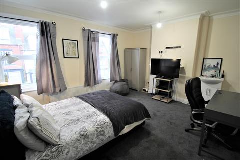 5 bedroom terraced house to rent, Headingley Avenue, Headingley, Leeds, LS6 3ER