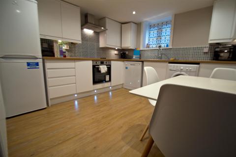 5 bedroom terraced house to rent, School View, Hyde Park, Leeds, LS6 1EN