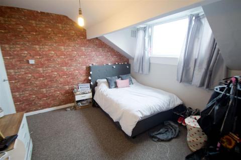 5 bedroom terraced house to rent, School View, Hyde Park, Leeds, LS6 1EN