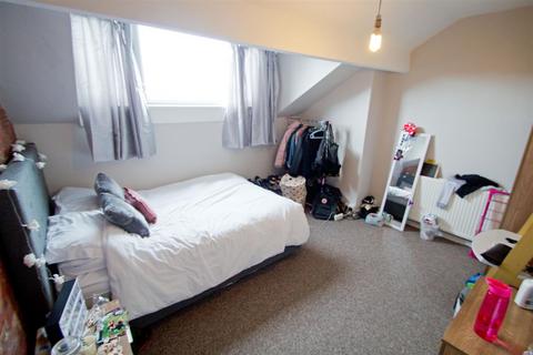 5 bedroom terraced house to rent, School View, Hyde Park, Leeds, LS6 1EN