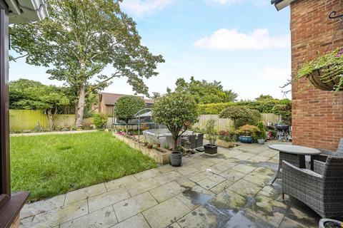 14 Alderside Walk, Englefield Green, Egham, TW20 0LY