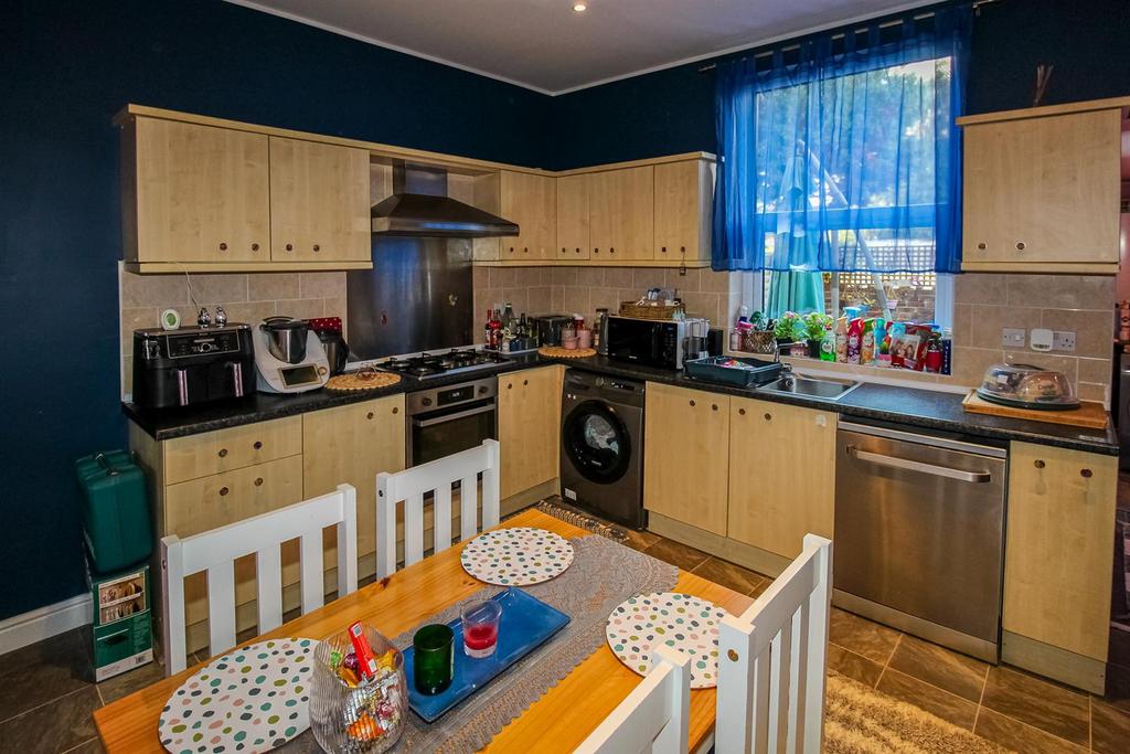 Balne Avenue, Wakefield WF2 2 bed terraced house for sale £135,000