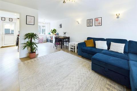 3 bedroom end of terrace house for sale, Willowhayne Drive, Walton-On-Thames