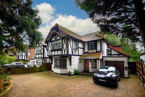 4 bedroom detached house to rent, Canons Drive, Edgware