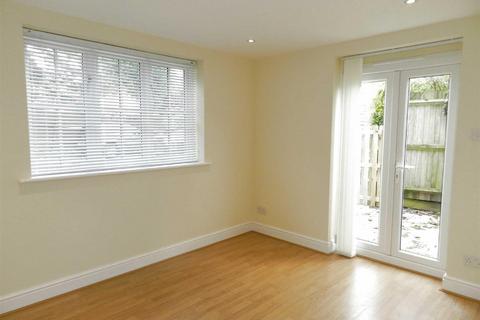 2 bedroom flat to rent, High Street, Newick