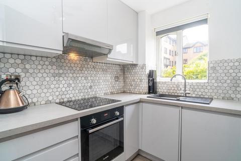 2 bedroom apartment for sale, Blackdown Close, London, N2