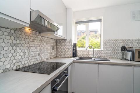 2 bedroom apartment for sale, Blackdown Close, London, N2