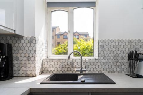 Flat 5, 1 Blackdown Close, London, N2 8JF