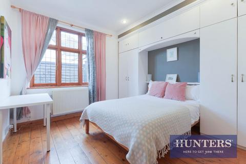 5 Brook Mead, Epsom, KT19 0BD