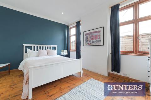 5 Brook Mead, Epsom, KT19 0BD