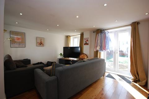 2 bedroom apartment to rent, Lucien Road, Tooting Bec SW17