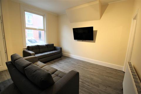 5 bedroom terraced house to rent, Welton Place, Hyde Park, Leeds, LS6 1EW