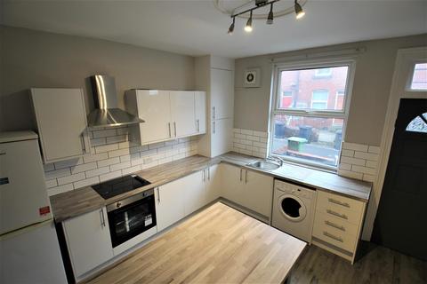 5 bedroom terraced house to rent, Welton Place, Hyde Park, Leeds, LS6 1EW