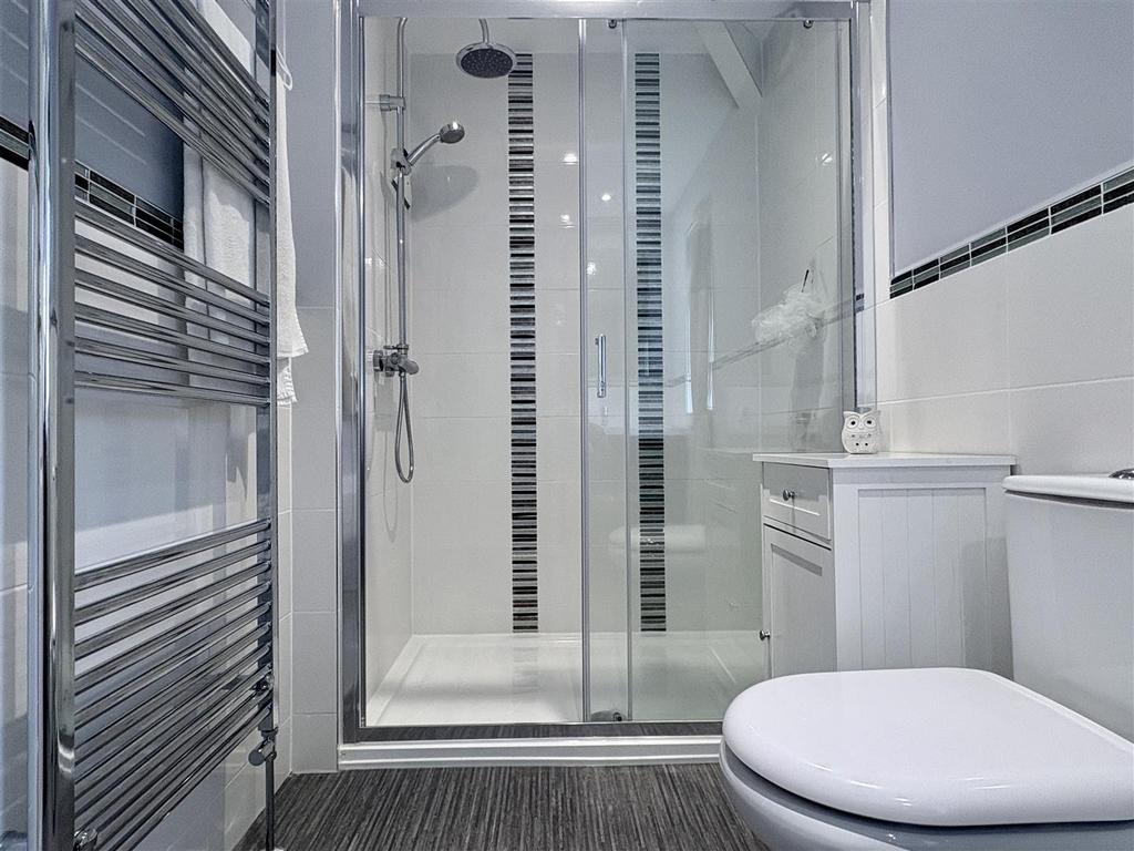 En suite shower room/wc