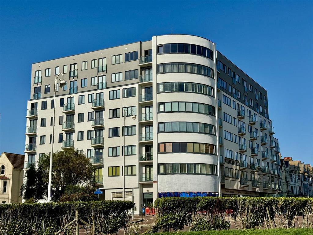 Sackville Road, BexhillOnSea TN39 2 bed flat to rent £1,050 pcm (£