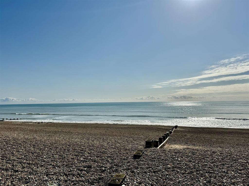 Sackville Road, BexhillOnSea TN39 2 bed flat to rent £1,050 pcm (£