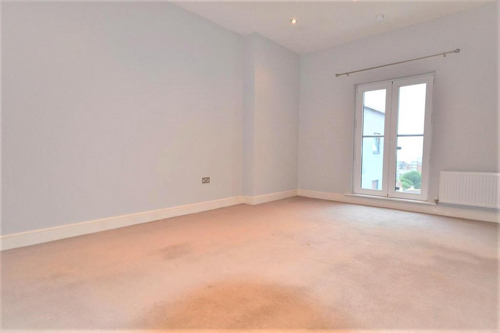 Sackville Road, BexhillOnSea TN39 2 bed flat to rent £1,050 pcm (£