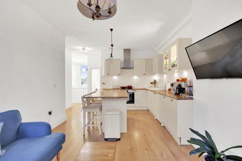 2 bedroom flat for sale, Cricklewood Broadway, London NW2