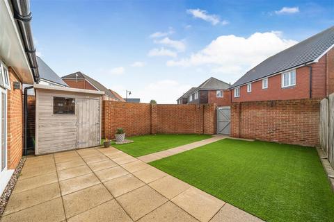 4 bedroom semi-detached house for sale, Morris Square, North Bersted