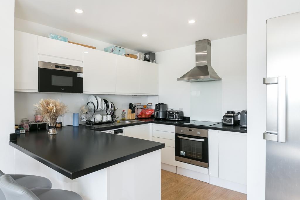 at Lettings, Trafford House... 2 bed apartment to rent £1,425 pcm (£
