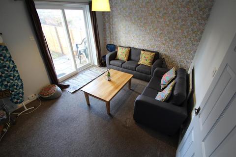 4 bedroom terraced house to rent, Chapel Fold, Hyde Park, Leeds, LS6 3RG