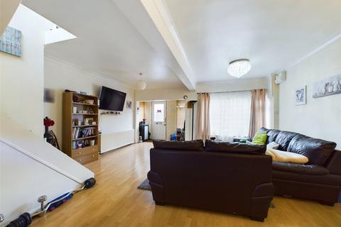 2 bedroom detached house to rent, South Street, Romford RM1