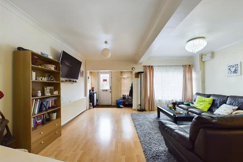 2 bedroom detached house to rent, South Street, Romford RM1