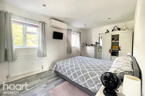 25 Hall Bridge Road, Upwell, Wisbech, PE14 9DP