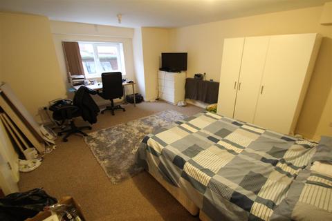 4 bedroom apartment to rent, Malborough Gardens, City Centre, Leeds, LS2 9AH