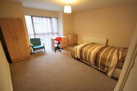 4 bedroom apartment to rent, Malborough Gardens, City Centre, Leeds, LS2 9AH