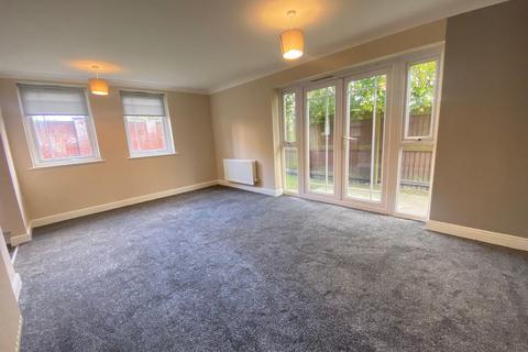 2 bedroom flat to rent, Drayton Street, Manchester M15