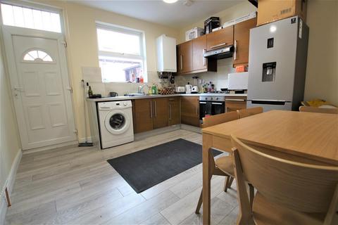 4 bedroom terraced house to rent, Royal Park Road, Hyde Park, Leeds, LS6 1JJ