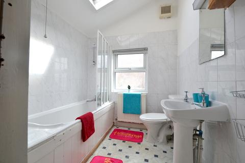 4 bedroom semi-detached house to rent, Bridge Grove, West Bridgford NG2