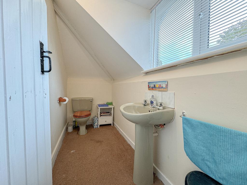 Bed 4 toilet