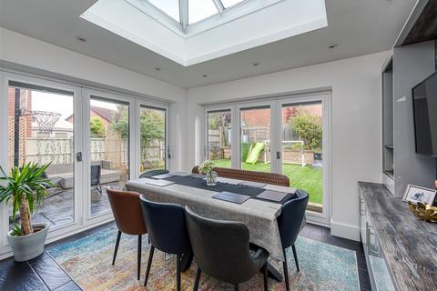 58 Penleigh Gardens, Wombourne, Wolverhampton, WV5 8EJ