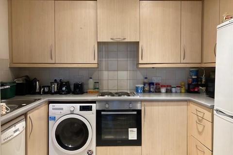 2 bedroom flat to rent, Hamlyn House, Feltham, TW13