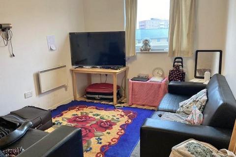 2 bedroom flat to rent, Hamlyn House, Feltham, TW13