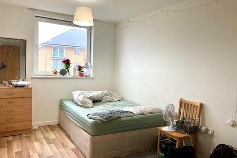 2 bedroom flat to rent, Hamlyn House, Feltham, TW13