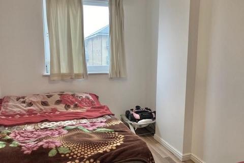 2 bedroom flat to rent, Hamlyn House, Feltham, TW13