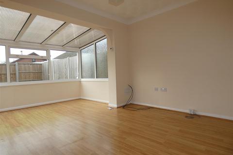 3 bedroom bungalow to rent, Blackbird Road, Beck Row IP28