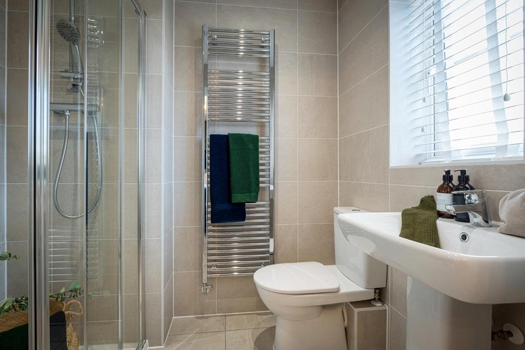 Modern en-suite shower room